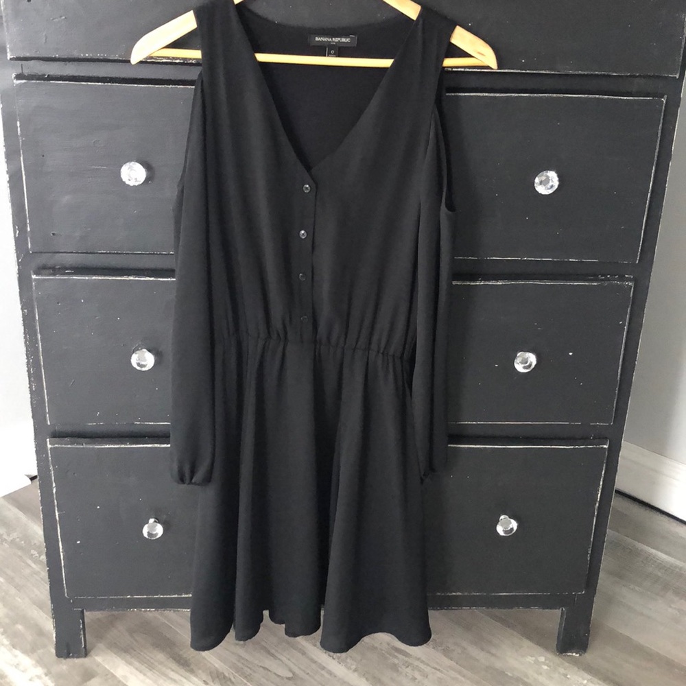 Black Banana Republic dress size 0. Cold shoulder